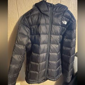 north face lightweight puffer coat black with white lettering size XL new